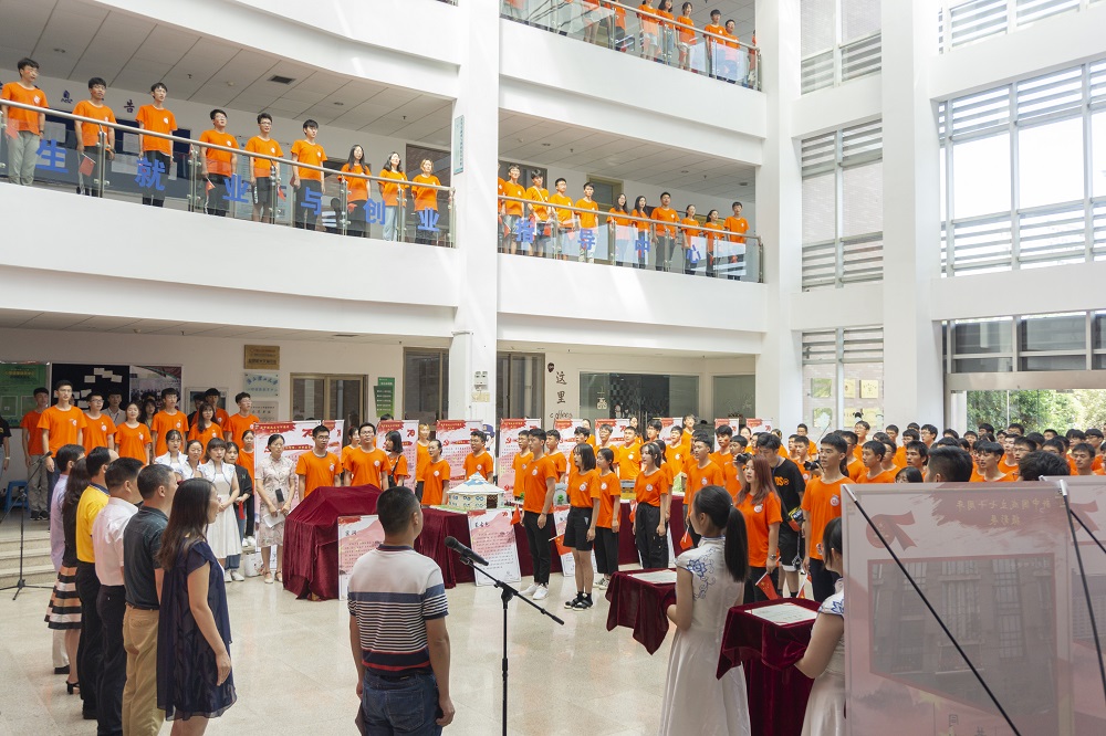 1568949091112485.jpg 唱国歌.jpg