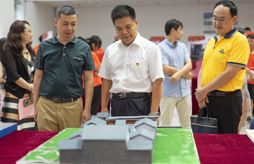 1568949128793506.jpg 领导参观2.jpg